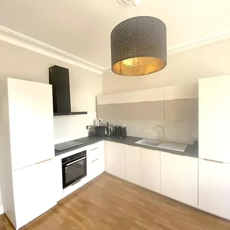 T3 De 73 M2 , Garage , Vue Montagnes Et Chateau Appartement *